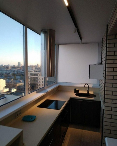 Кухня с панорамными окнами смотрится прекрасно