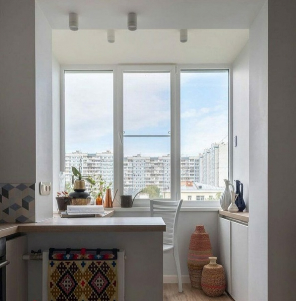 Остекление и объединение балкона с кухней